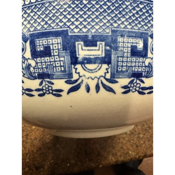 Vintage Blue Willow Serving Bowl - Unmarked 1940s-80s Blue & White Transferware - Picture 8 of 11